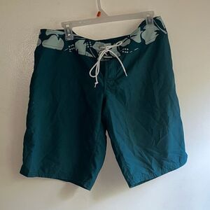 EXCELLENT CONDITION WOMEN’S SIZE 10 CARVE DESIGNS 11” BOARD SHORTS
